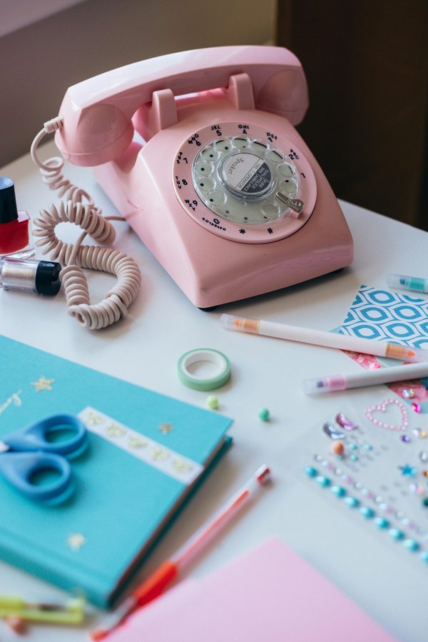 Découvrez l'art de la conversation avec le téléphone rose mature